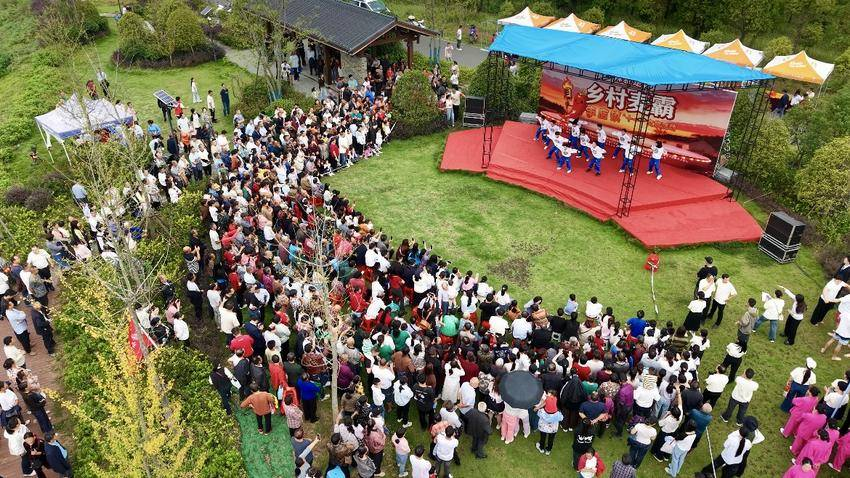 “乡村麦霸”活动现场（辜小娟 摄）