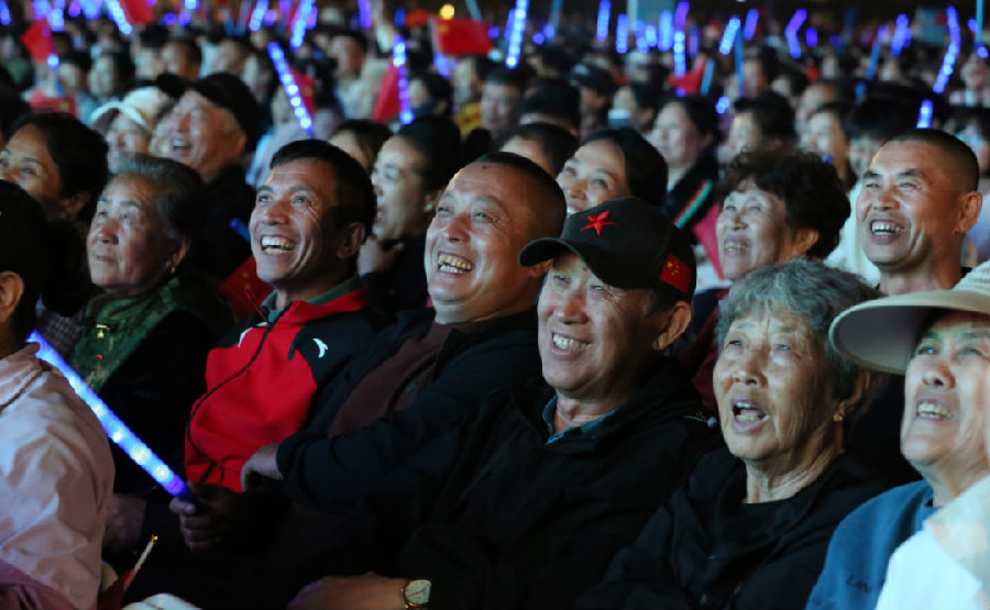 临江市2025年鸭绿江文化旅游宣传周主题晚会上演（李承儒 摄）