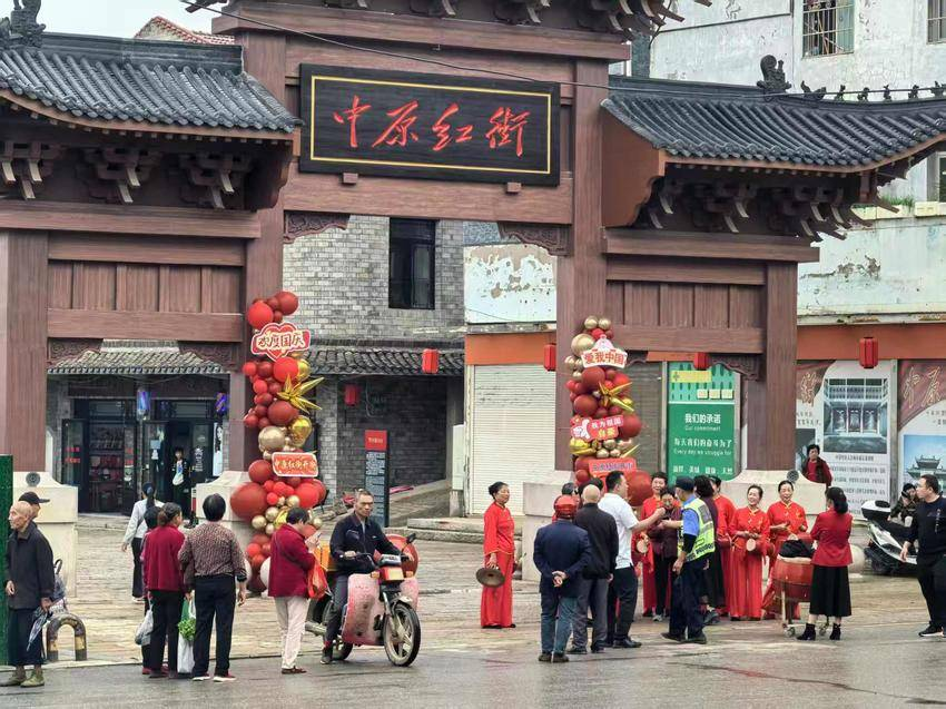 修葺一新的宣化店镇中原红街（辜小娟 摄）