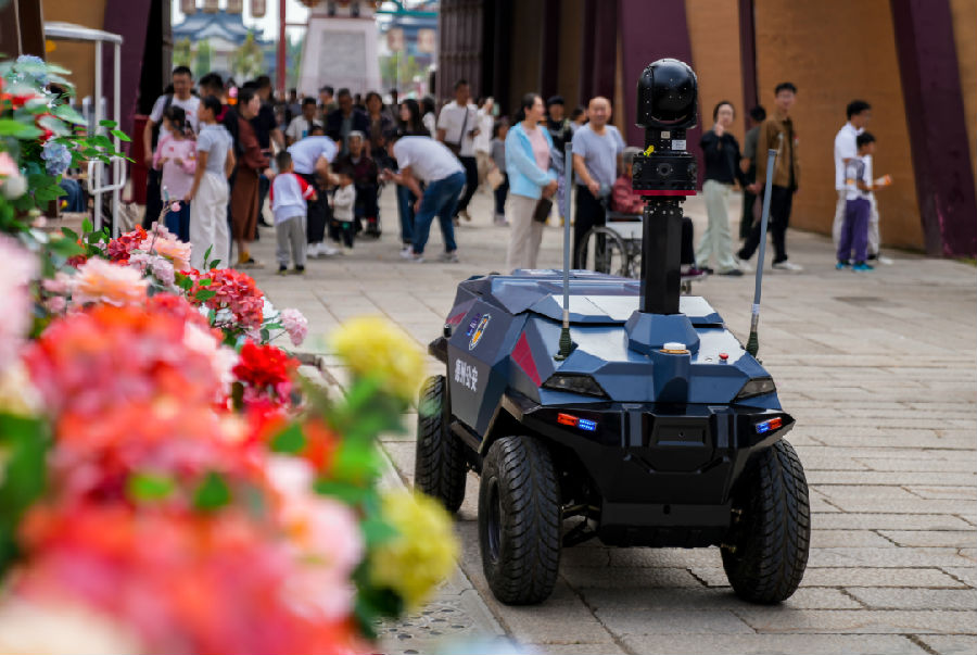 10月4日，在山东乐陵影视城，警用安保巡逻机器人对景区进行日常巡逻。（贾鹏 摄）