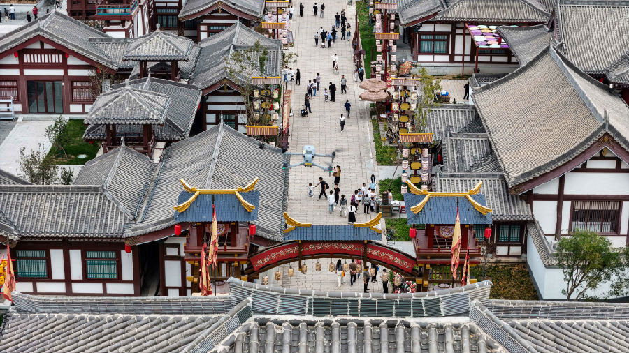 10月4日，在山东乐陵影视城，警用无人机对景区进行“空出巡查”。（贾鹏 摄）