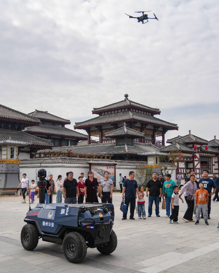 10月4日，在山东乐陵影视城，“警用安保巡逻机器人”和“警用无人机”对景区进行“空地一体”巡逻防控。（贾鹏 摄）