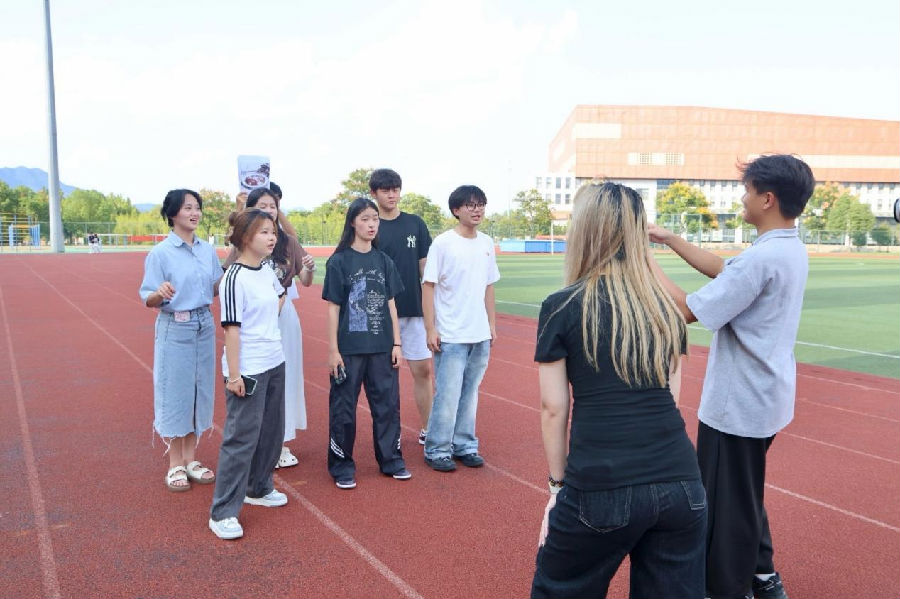 “你画我猜”演出各地民俗文化（徐雅俐 摄）