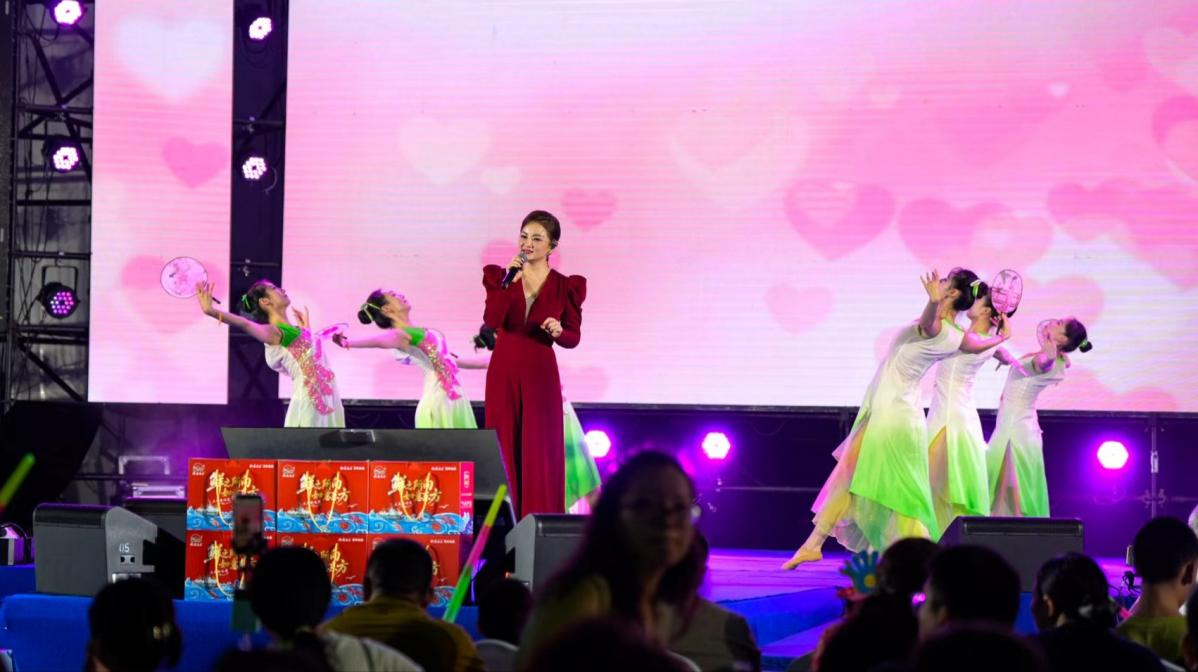 2025江苏如东“金秋十月”海鲜美食嘉年华中秋专场活动现场（徐书影 摄）