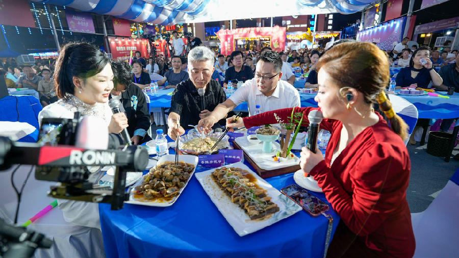 2025江苏如东“金秋十月”海鲜美食嘉年华中秋专场活动现场（徐书影 摄）