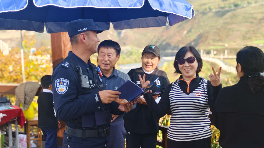 长白边境管理大队在重点景区设立全天候执勤点（应晨龙 摄）