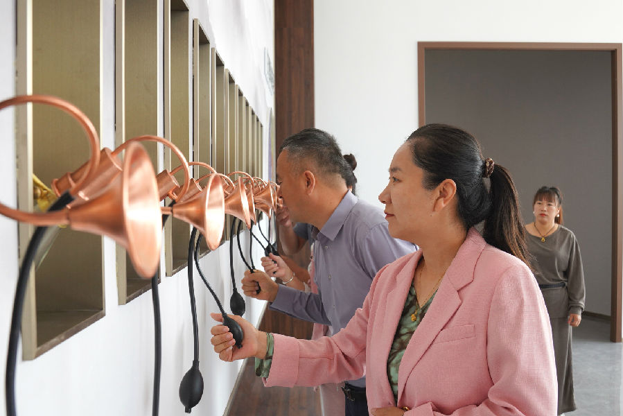 来宾沉浸式体验酒文化魅力（王凯 摄）