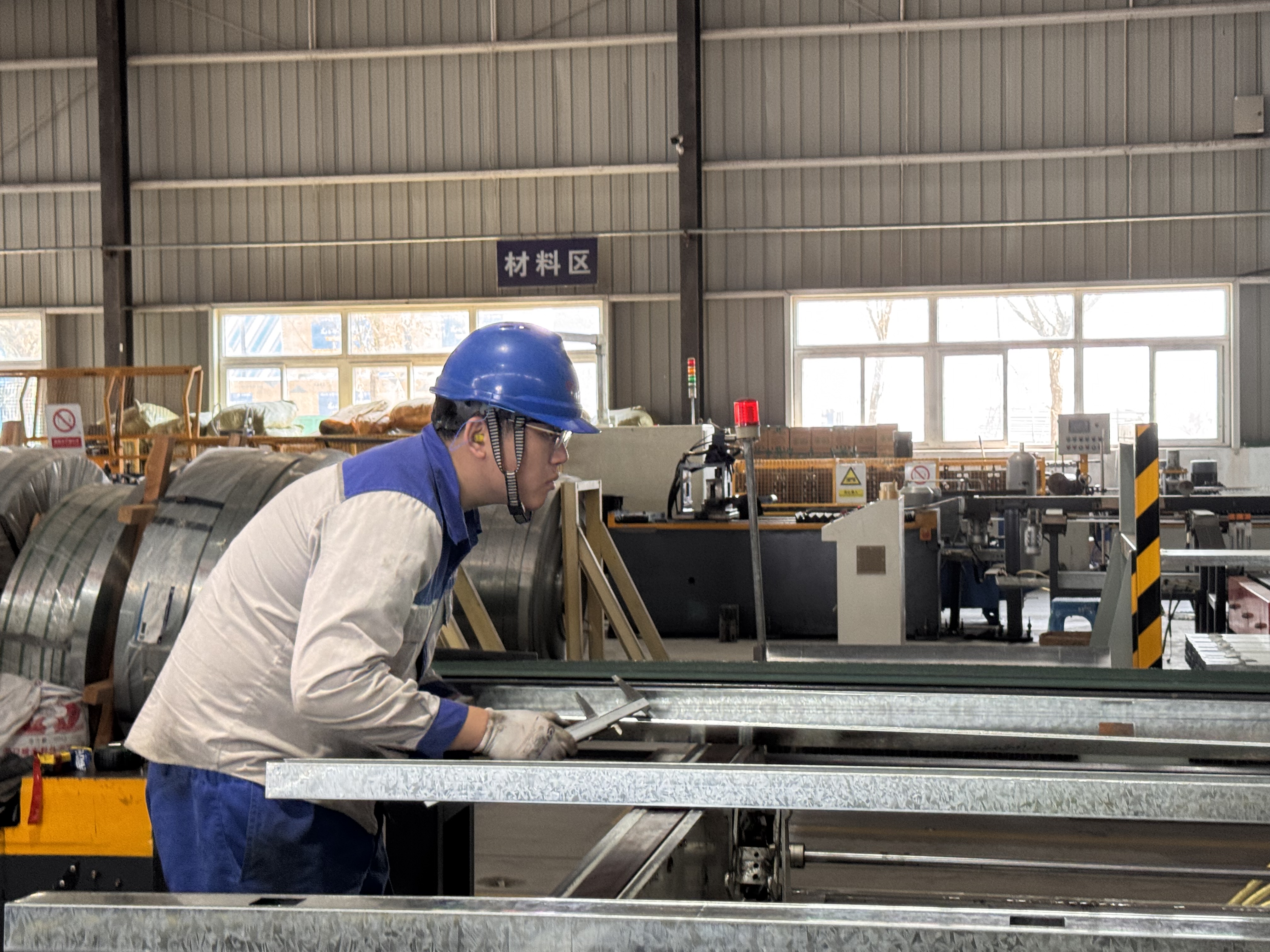 工人正在对材料进行校验。（张亚楠&nbsp;摄）