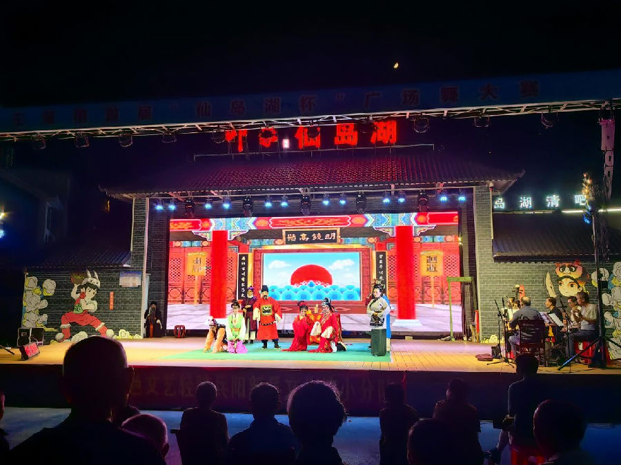 仙岛湖印象大舞台上正在上演精彩的节目（代铭阳 摄）