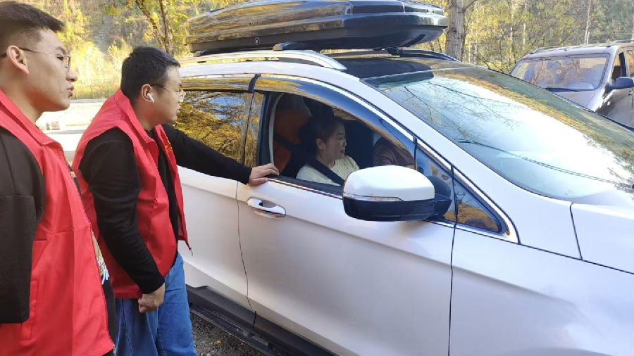 一抹抹鲜艳的“志愿红”成为青山绿水中最动人的风景（应晨龙 摄）