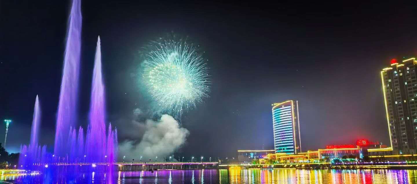 英山国庆焰火晚会现场（吴滕钰 摄）