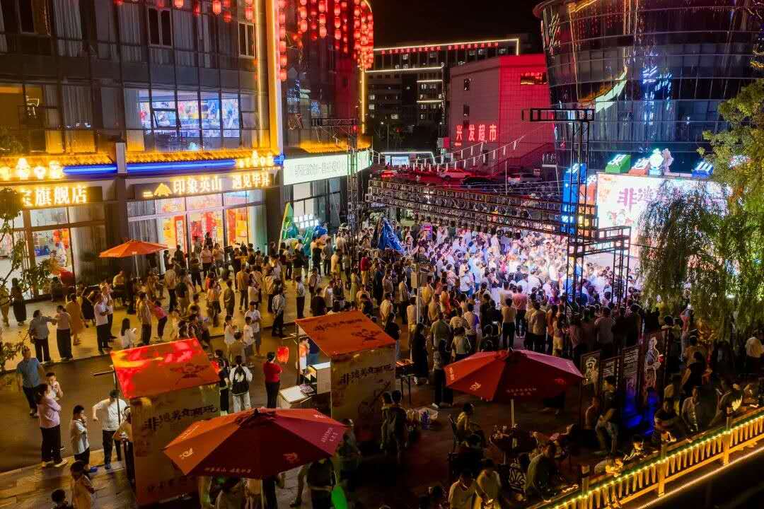 国庆假日热闹的城区（吴滕钰 摄）