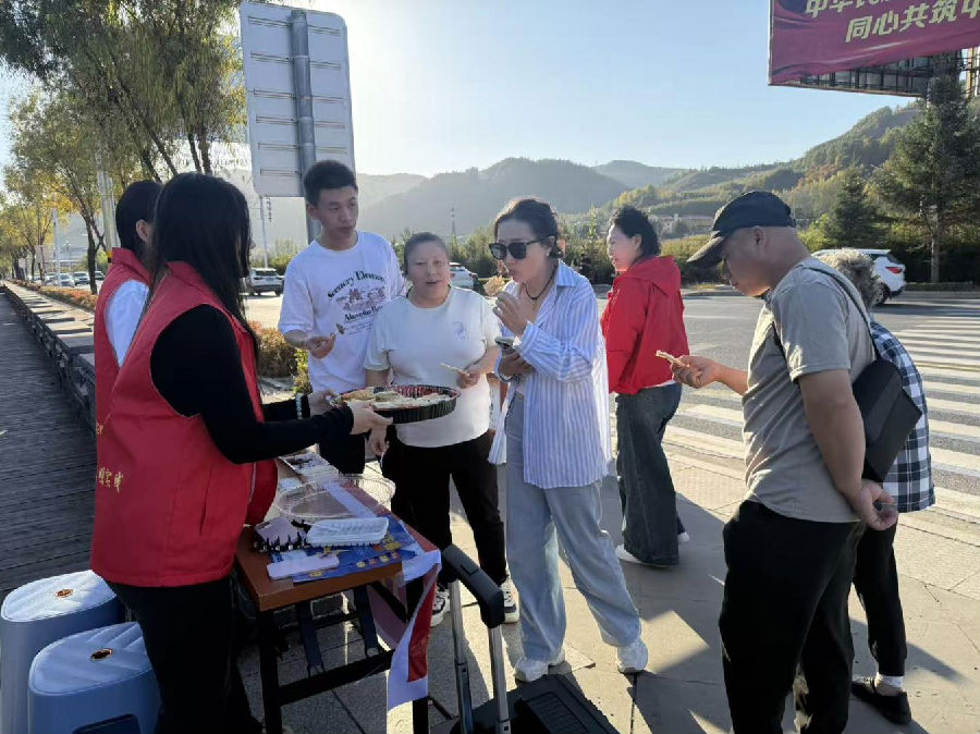 一抹抹鲜艳的“志愿红”成为青山绿水中最动人的风景（应晨龙 摄）