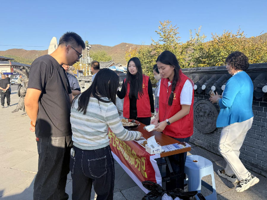 一抹抹鲜艳的“志愿红”成为青山绿水中最动人的风景（应晨龙 摄）