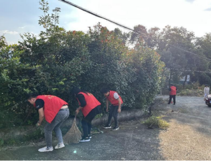 志愿者在清理街道（代铭阳 摄）