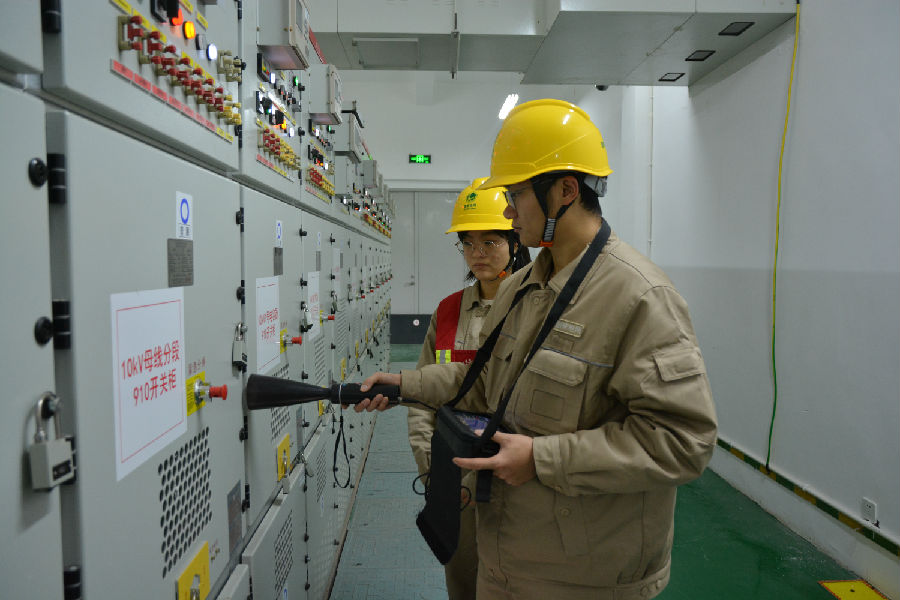 保电人员全心全意当好“电保姆” （谭万方 摄）