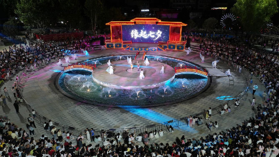 郧西县七夕天街观众如潮（徐军 摄）