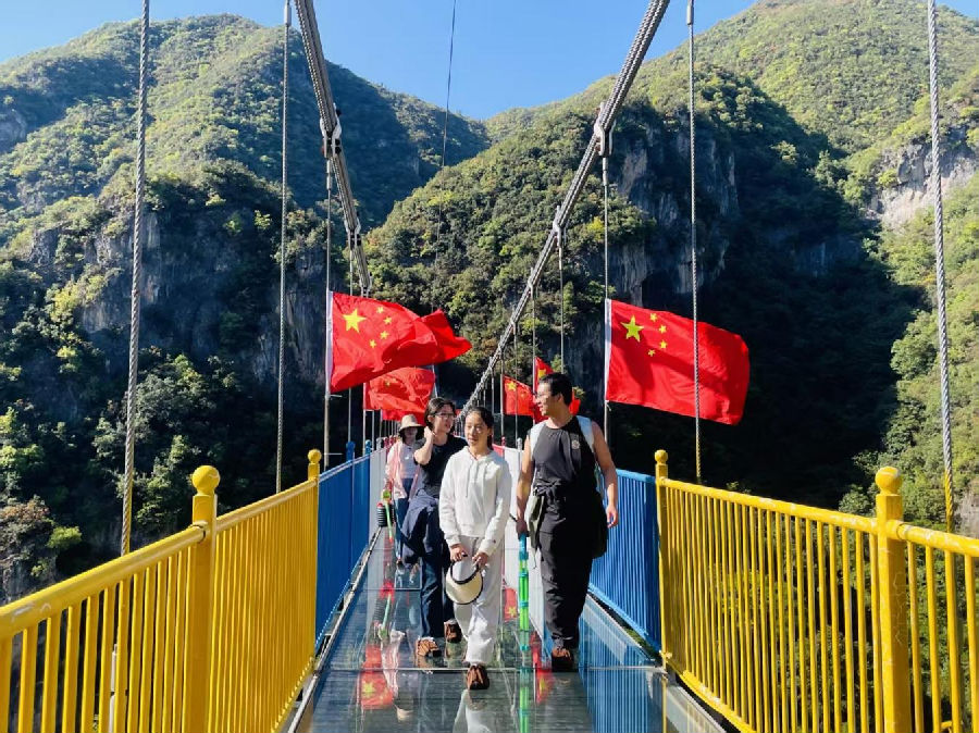 郧西县五龙河景区游人如织（肖燕 摄）