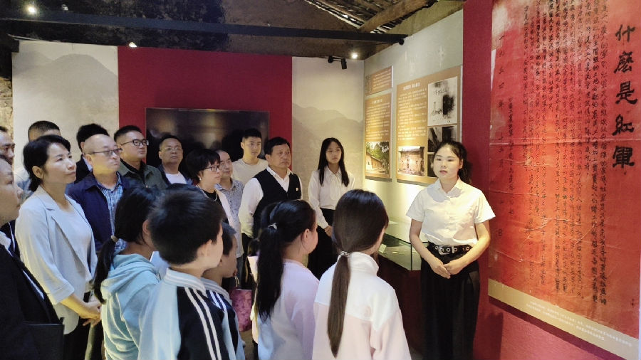 关防乡红色旧址吸引大量游客前来接受红色教育。（邹景根 摄）