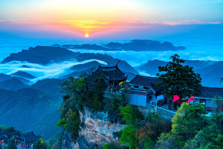 鸡峰山观云海、看日感受成县独特的自然景观。（陈争强 摄）