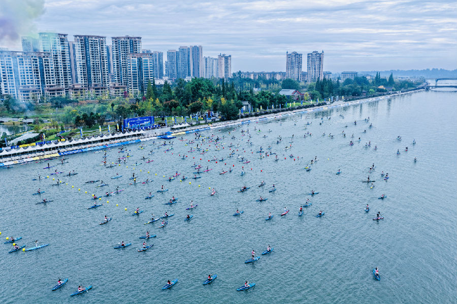 桨板赛吸引中外运动员齐聚青神湖（古良驹 摄）