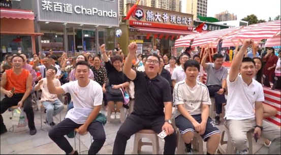 市民在圣高广场观看“川超”（何莉 摄）