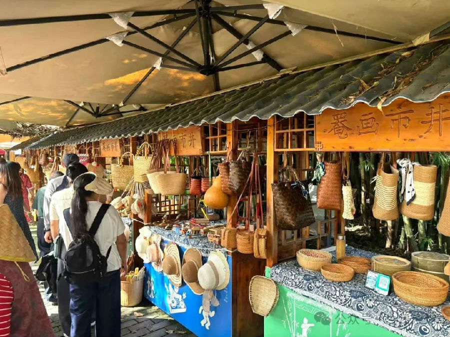 竹艺村受到游客关注（杨蕊荻 摄）