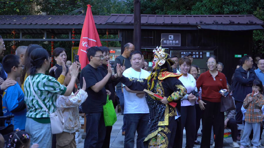 游客参与互动表演（曾媛 摄）