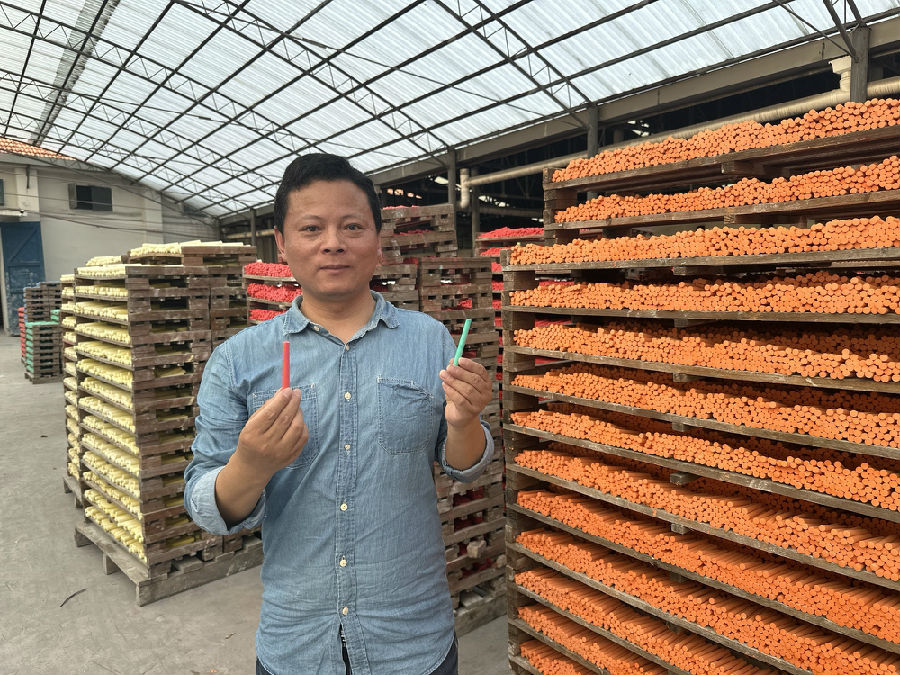 刘小峰通过电商平台销售粉笔产品。（韩雪莹 摄）