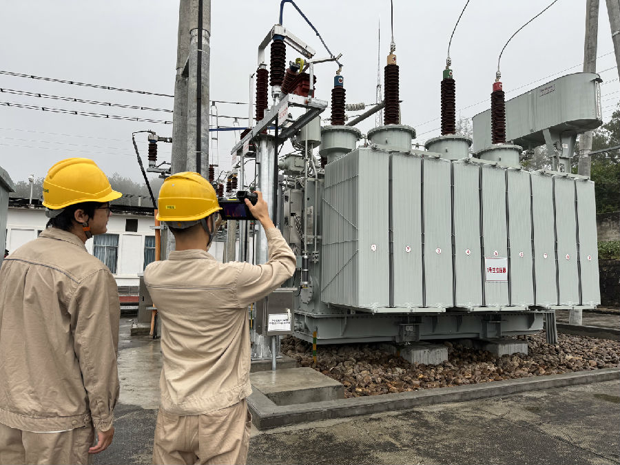 保电人员全心全意当好“电保姆” （谭万方 摄）