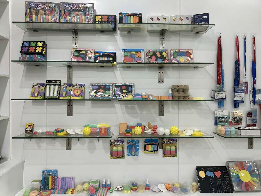 各式各样的玩具粉笔。（韩雪莹 摄）