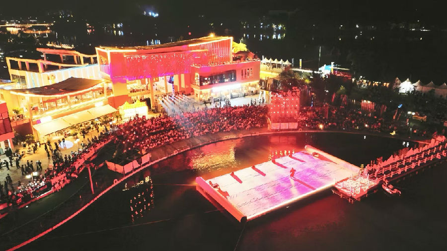 唤鱼公园精彩表演吸引游客（陈甜 摄）