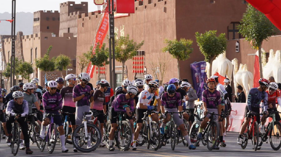 柯坪县首届“柯小驼”杯公路自行车挑战赛。（艾克拜尔 摄）