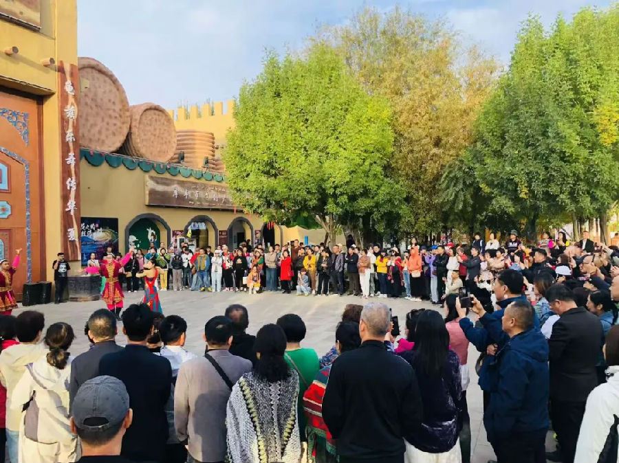 游客在库车大馕城观看节目表演（王红丽 摄）