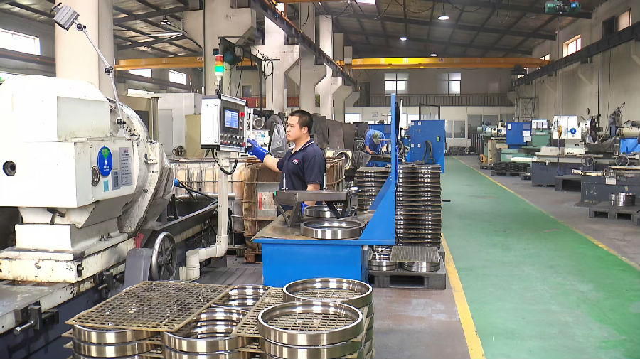 瓦轴集团生产车间（于永乐 摄）