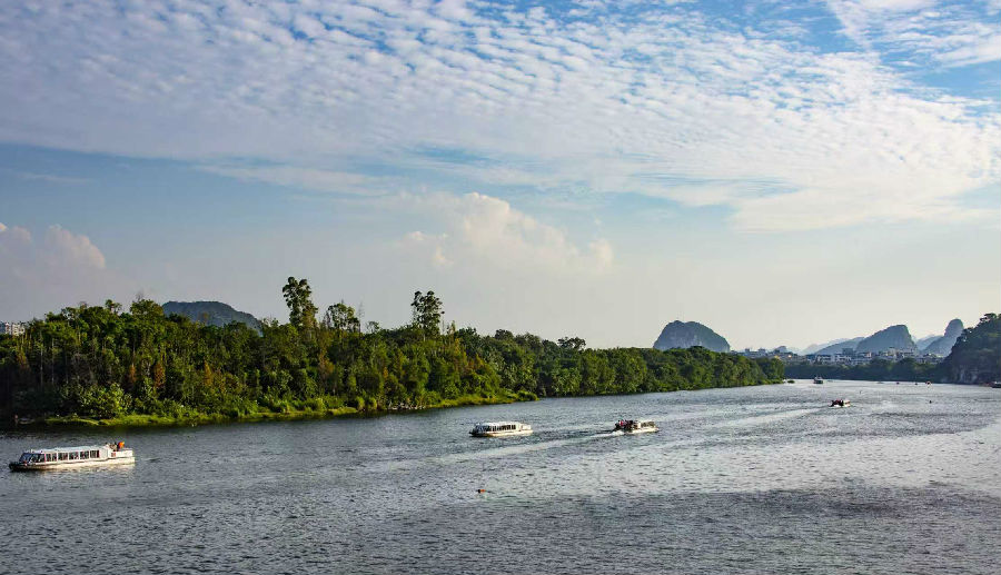 桂林市两江四湖景区游船穿梭 （伍文悄 摄）