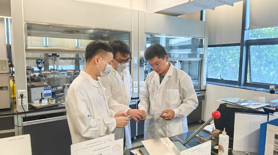 驻企挂职青年干部吴灏了解研发部门技术上的堵点（陈玉师 摄）