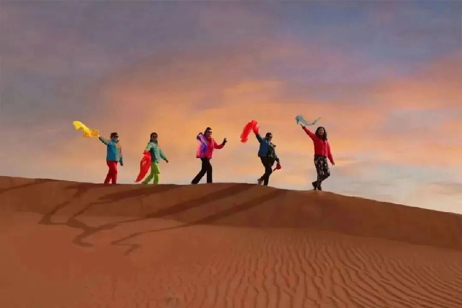 红沙漠景区游客拍照打卡。（艾热提 摄）