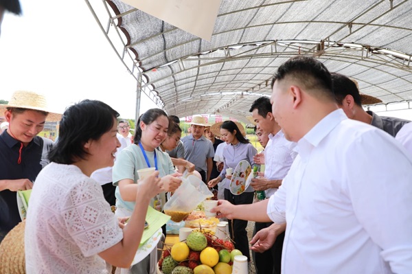 各企业单位围绕苗木产业发展等情况进行洽谈（黄立华 摄）