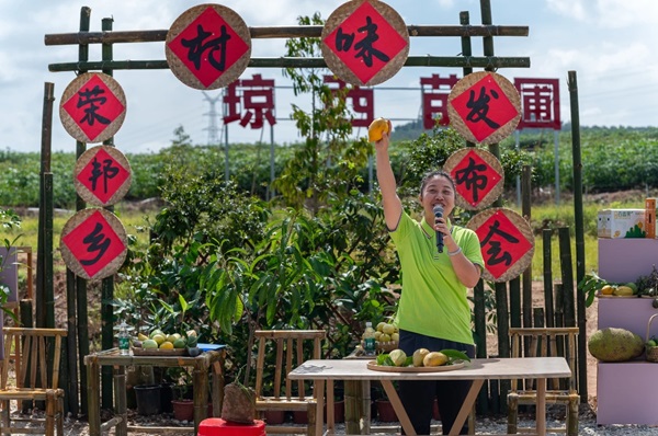 推介人推荐新奇特优品种（黄立华 摄）