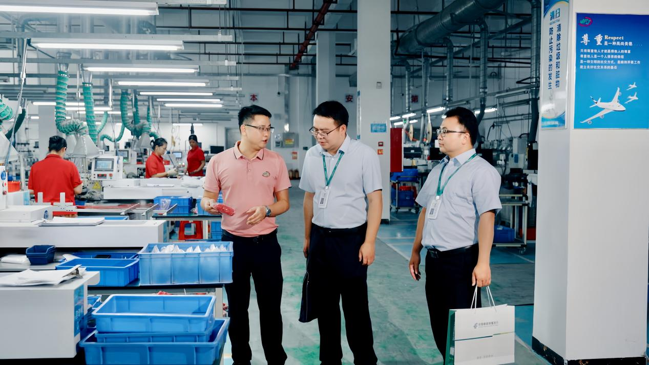 邮储银行茂名市分行客户经理走访调查企业生产运营情况，提供全方位金融支持 （吴诗茵 摄）