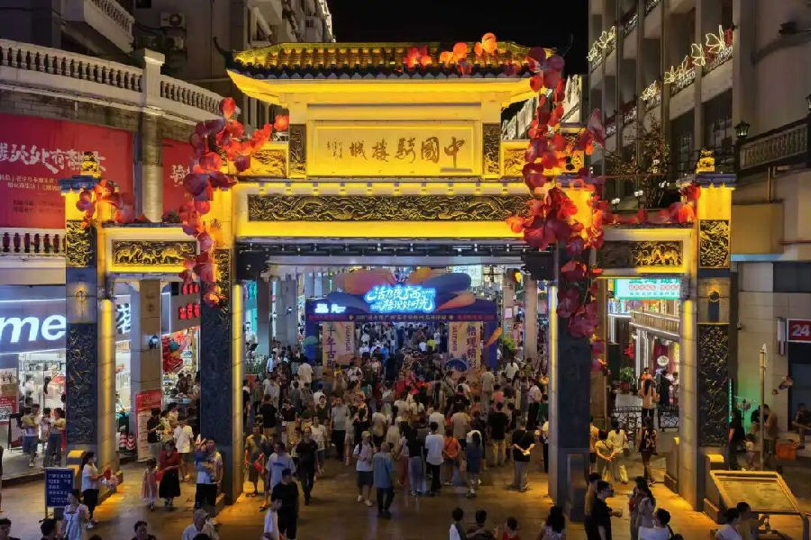 位于万秀区的骑楼城游人如织（麦好明 摄）