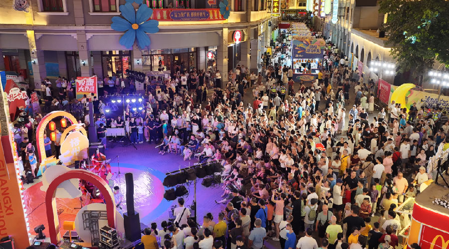 2025年“梧现时光”音乐派对在骑楼城热情开唱（莫焜 摄）