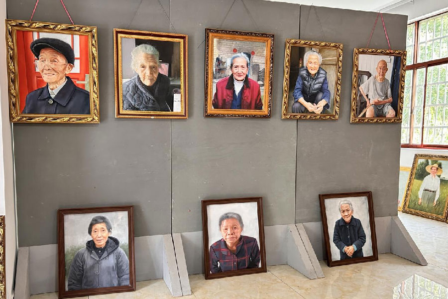天空之城景区百岁老人主题画展筹备素材现场（倪婷婷 摄）