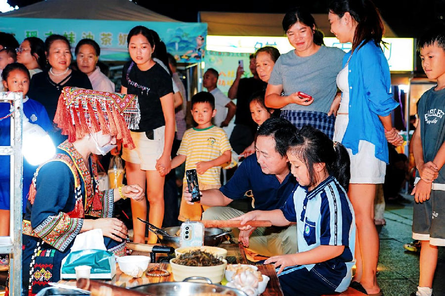 油茶制作展示（陈柯蓉 摄）