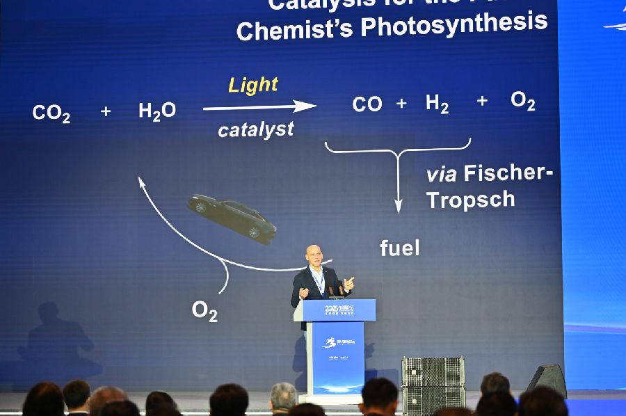 德国马克斯·普朗克煤炭研究所教授本杰明·李斯特现场作报告 （姜胜来 摄）