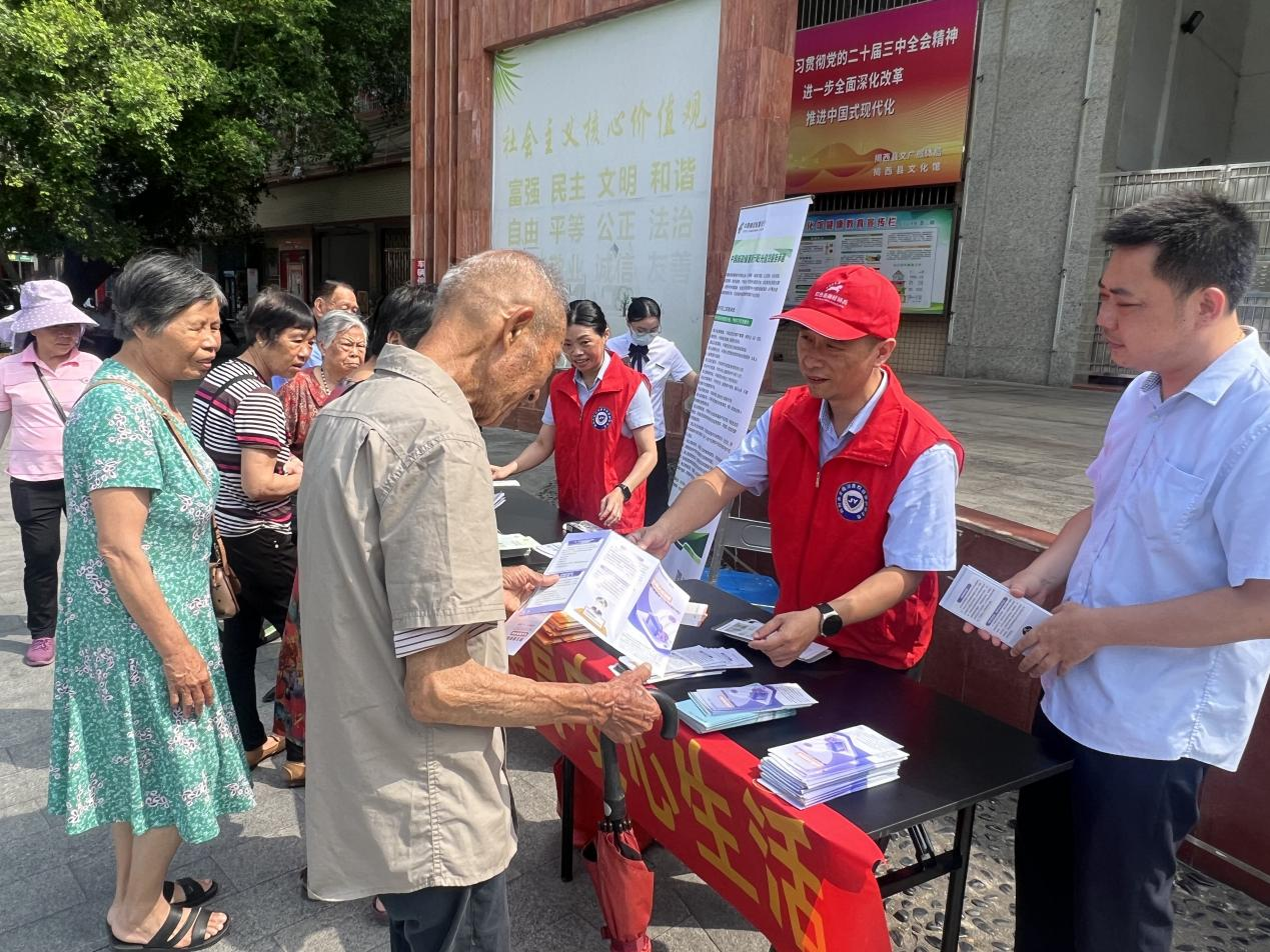 邮储银行揭阳市分行深入社区开展户外宣传活动 （廖燕曼 摄）