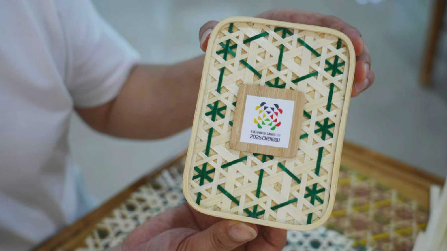 由青神竹编编织的成都世运会奖牌盒（余文 摄）