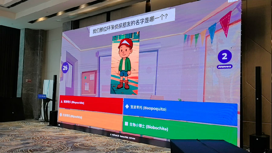 学生正在参与“‘bio’ AI工具互动游戏”（余惠玲 摄）