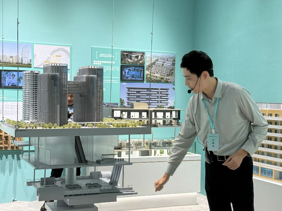 讲解员介绍现场（沈曾君 摄）